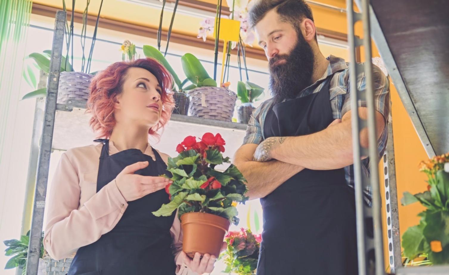 Mevsimsel çiçek kompozisyonu hazırlığı